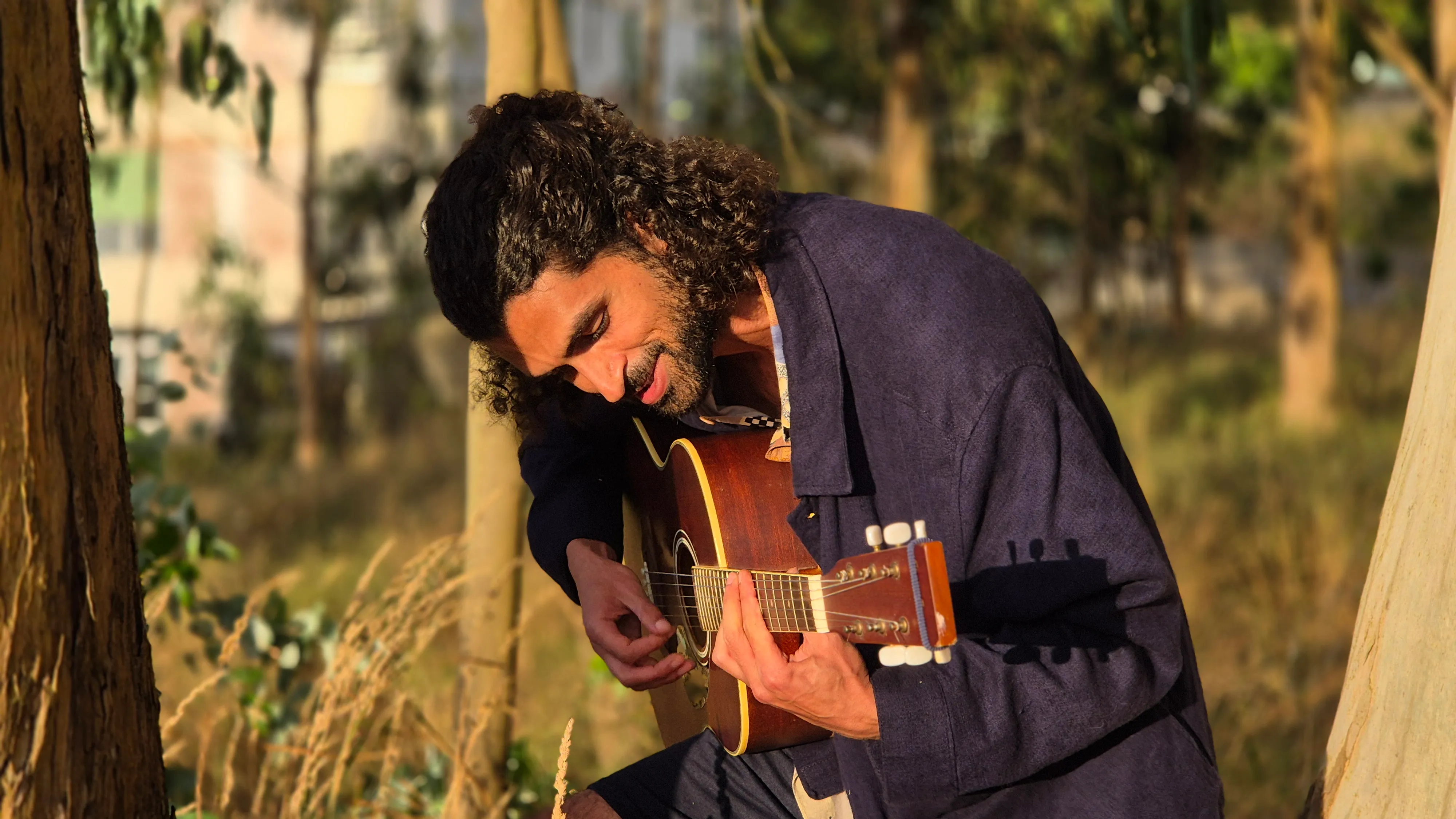 Aboo Gani com guitarra