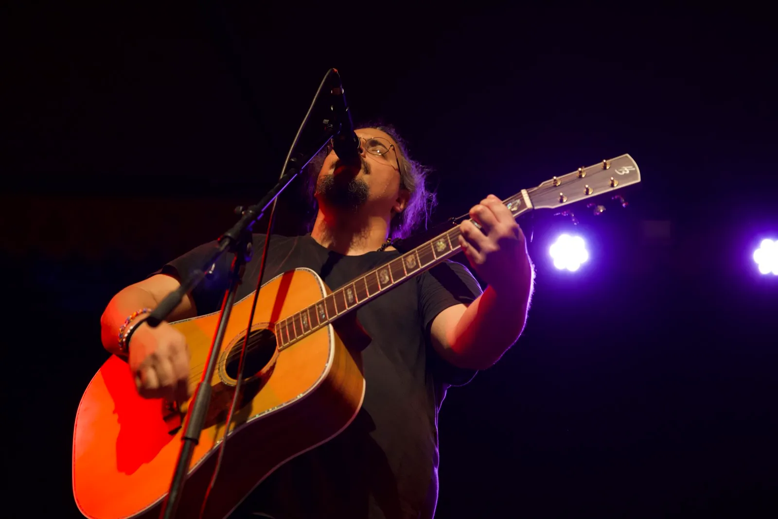 Rui Luís a cantar e tocar guitarra em palco