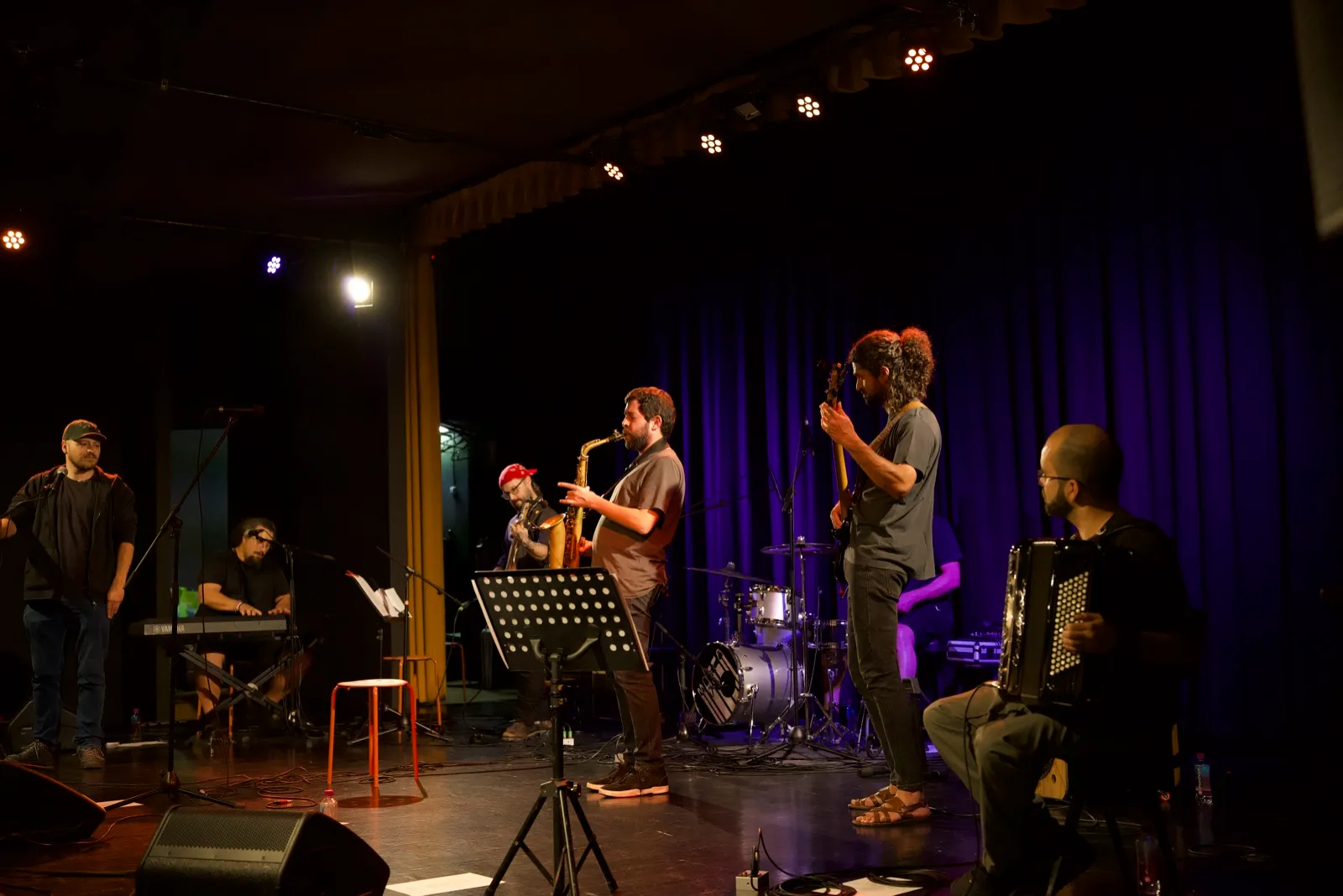 Banda de Rui Luís em palco com saxofone, baixo, acordeão, piano e bateria